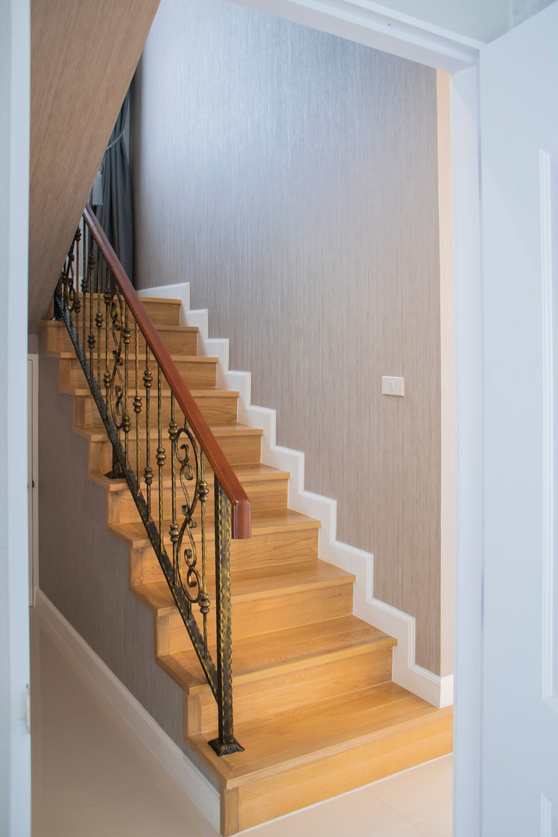 Handmade oak staircase with turned balustrade